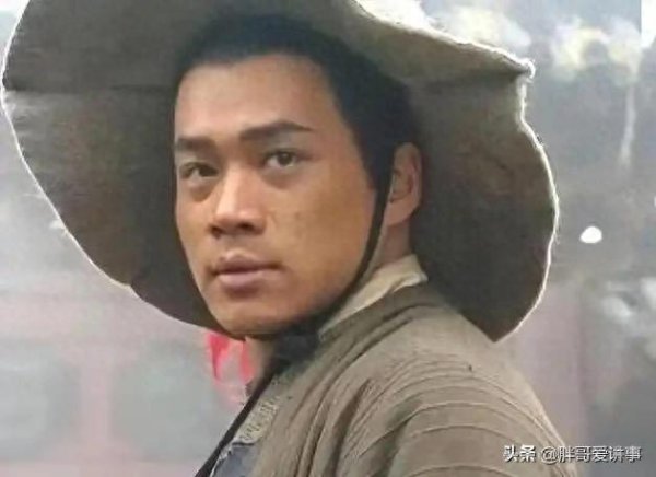 优配送 演员丁海峰携妻儿再回淄博祭祖，19岁儿子罕见出镜，妻子穿着朴素